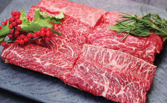 롯데호텔부산이 1월 11일부터 2월 6일까지 호텔 1층 로비 내 특설 판매장을 열고, 설 선물 세트 70여 종을 선보인다. 매 명절, 가장 큰 인기를 끄는 품목은 호텔이 경남 지역의 목장에서 공수해 판매하는 정육 세트다. 최상의 선도를 자랑하는 한우 세트는 40만 원부터 다양한 가격대로 준비됐다. 롯데호텔부산 제공